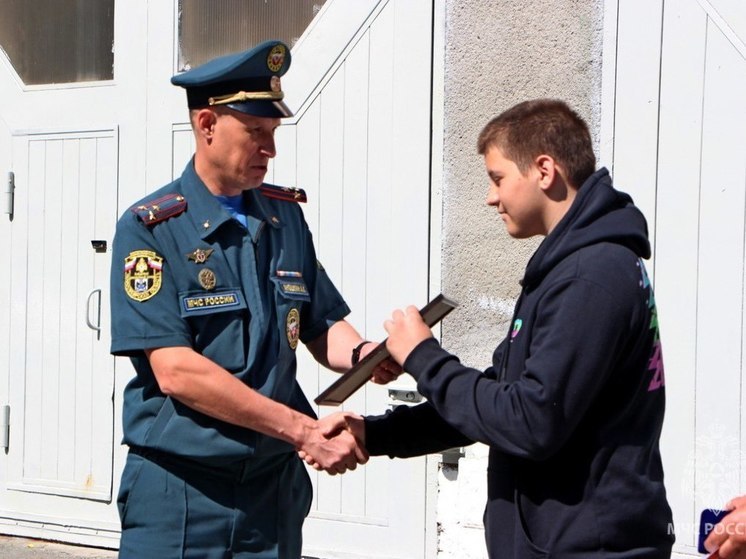 В Новосибирске 15-летнего подростка из Грозного наградили за спасение ребенка на пожаре
