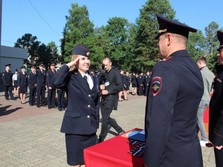 Выпускной курс ДВЮИ МВД России в Хабаровске получил погоны