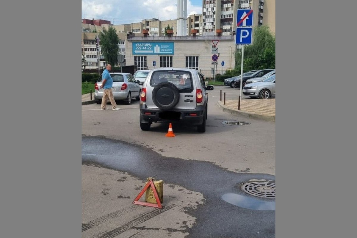 На рисунке 184 изображены автомобиль и велосипедист двигающиеся