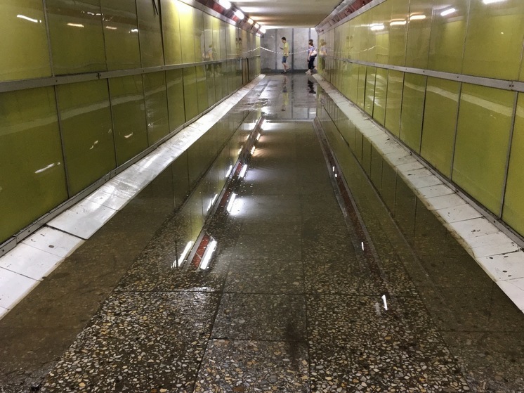 Вода затопила подземный переход под железнодорожным вокзалом в Саратове