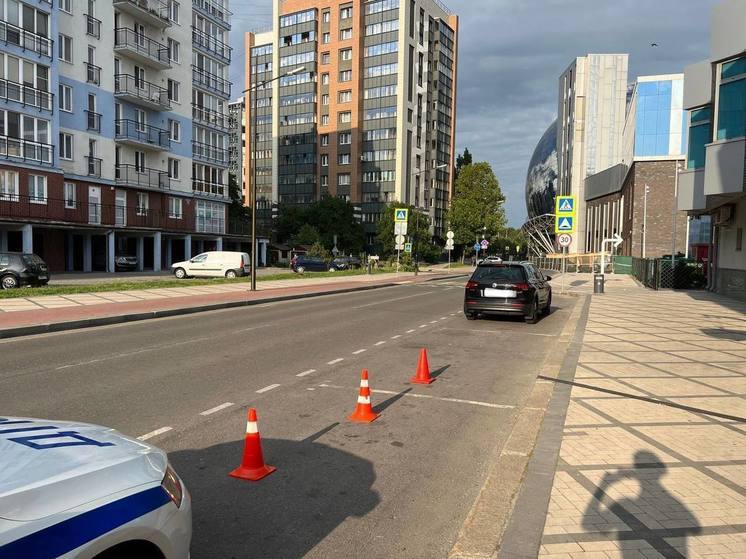 В Калининграде неизвестный сбил 12-летнего мальчика, пока тот садился в машину