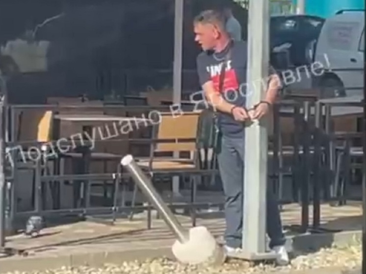В Ярославле посетителя фаст-фуда приковали к столбу освещения