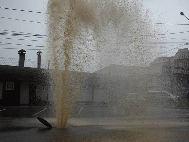 Пятиметровый фонтан с ржавой водой пробился на дороге в центре Читы