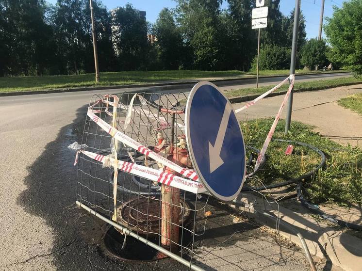 Зловонные воды затопили улицу в центре Петрозаводска