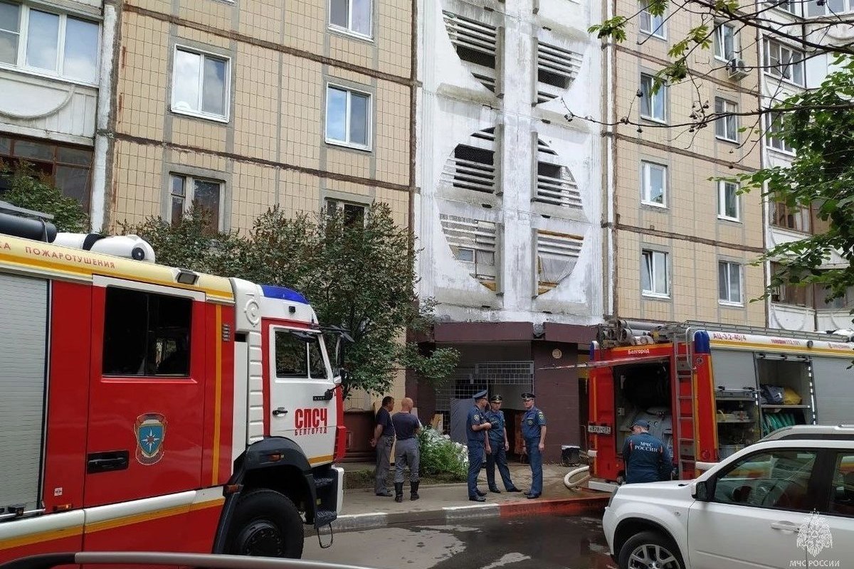 Белгород эвакуируют жителей. МЧС Белгород. Пожар фото. Пожар в квартире. Пожарный.