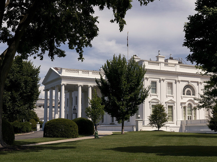 Названа конспирологическая версия скандала вокруг резиденции президента США