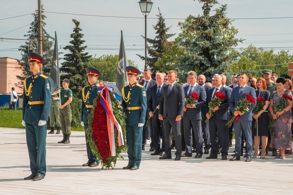 Возложение цветов к вечному огню рисунок