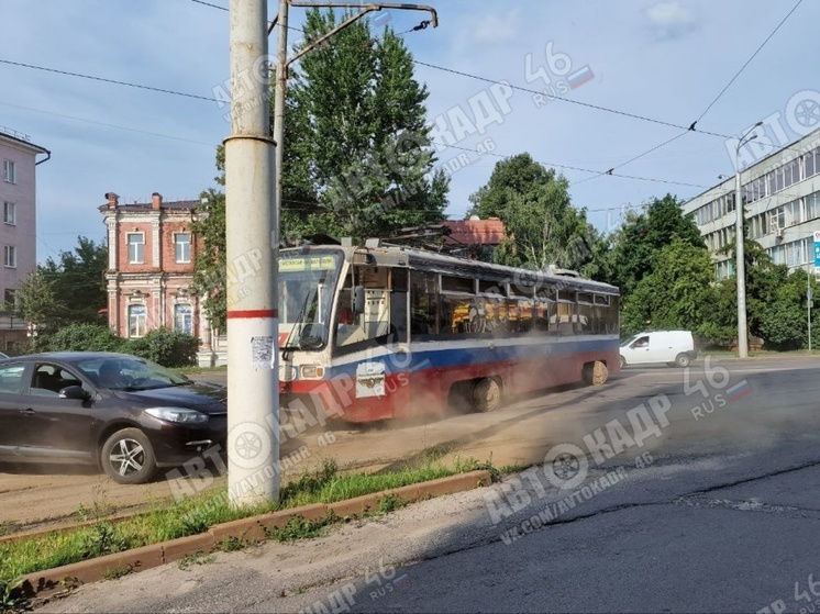 В Курске возле Московской площади при повороте у ТЦ «Европа» трамвай сошел с рельсов
