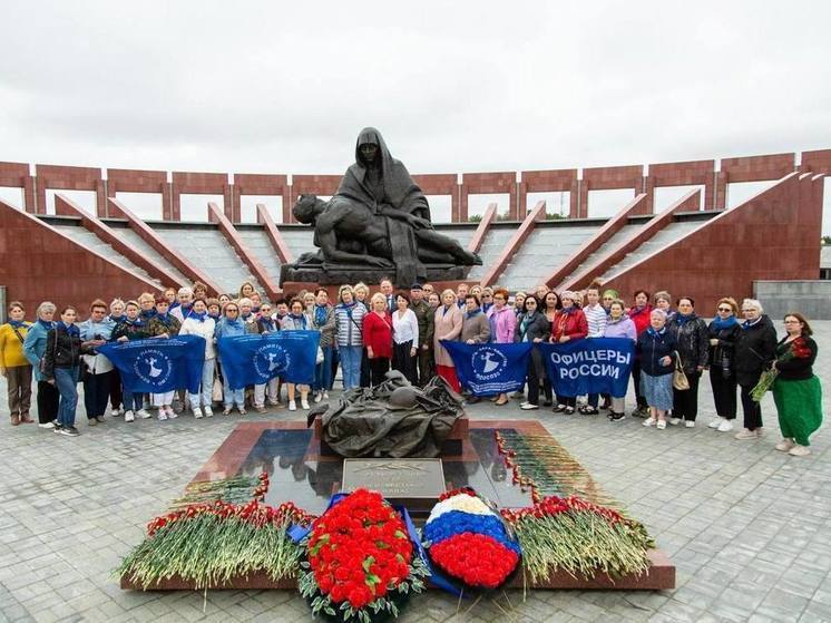  Заместитель председателя первичной профсоюзной организации  Серпухова посетила воинский мемориал «Пантеон защитников Отечества»