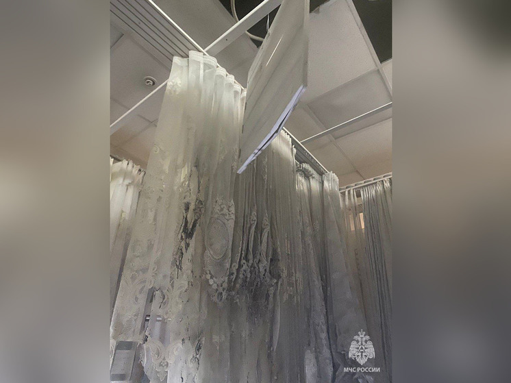 В торговом комплексе в Уфе загорелся павильон с тюлью и плафонами