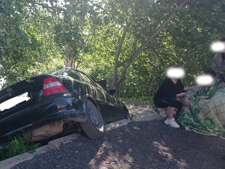 Водитель протаранил забор частного дома в Петрозаводске