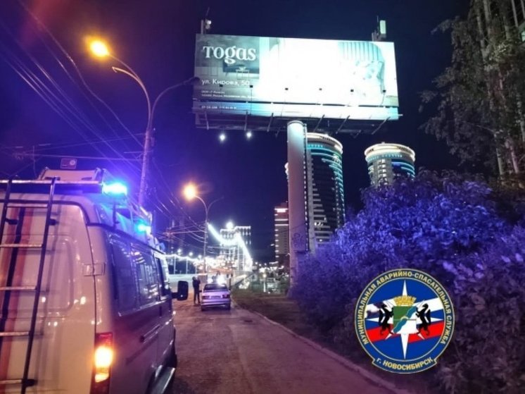 В Новосибирске неадекватный мужчина забрался на рекламный щит на Октябрьской магистрали