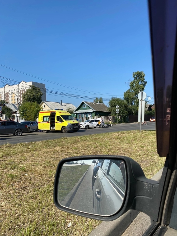 В Твери у Красинского моста мотоциклист столкнулся с автомобилем такси