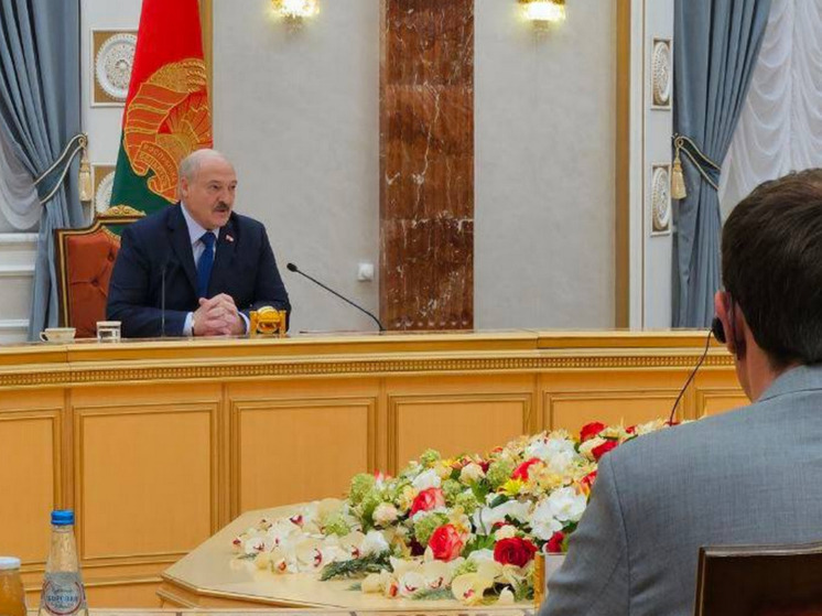 Лукашенко назвал политические решения США комедийными