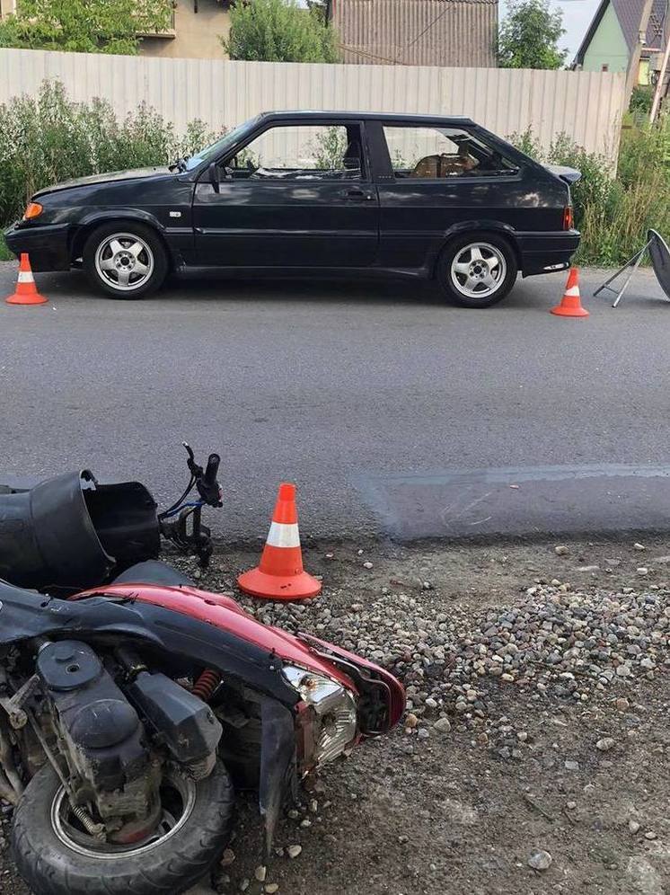 В Центральном районе ребенок на мопеде въехал в машину