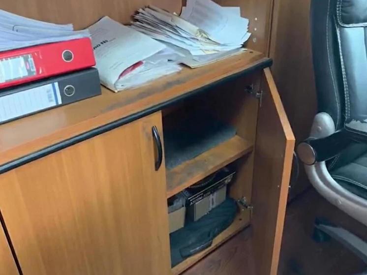 Два грузчика похитили сейф строительной компании в брянском Севске