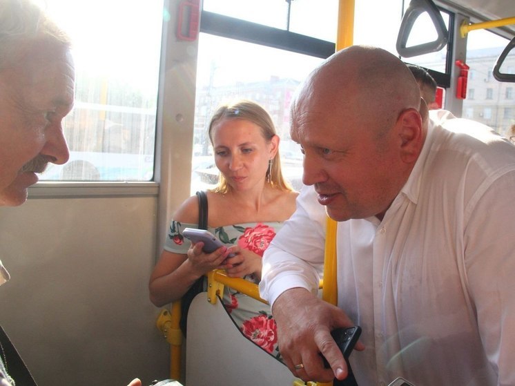 Мэр Омска Шелест пересел на автобус и пообщался с пассажирами