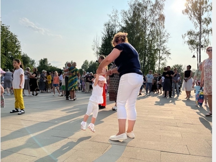 В Соловьиной роще прошли танцы под открытым небом