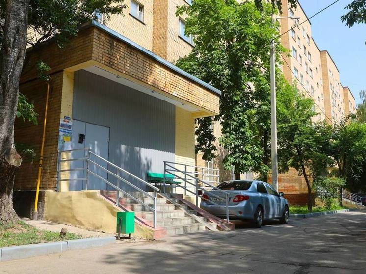 В Серпухове ведется ремонт подъездов по программе губернатора Подмосковья