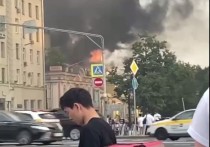 На Тверском бульваре в центре произошло возгорание крыши здания, в котором находится ресторан "Пушкинъ"
