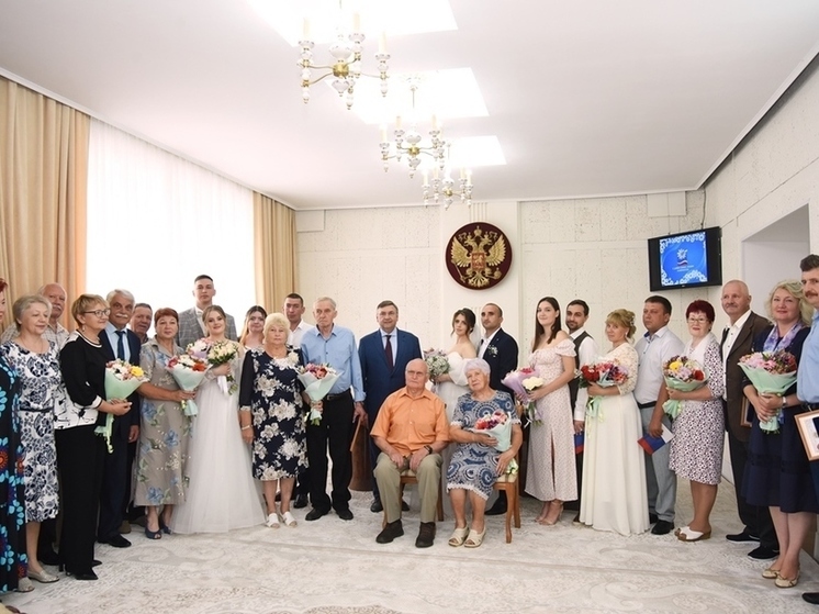 В Орле ветеранам семейной жизни вручили медали