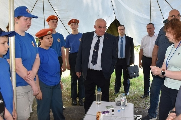Костромской губернатор посетил палаточный лагерь-спутник возле «Красной горки»
