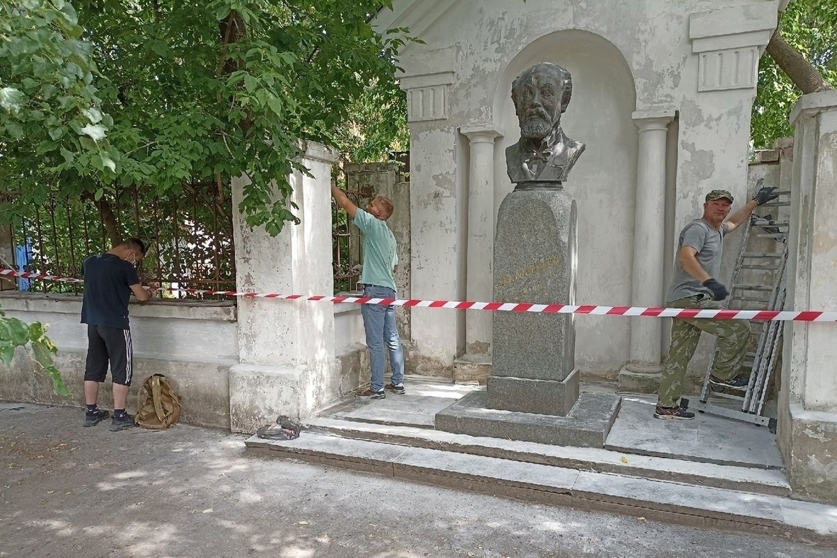 Костромичи-волонтеры реставрируют памятник А. Ф. Писемскому