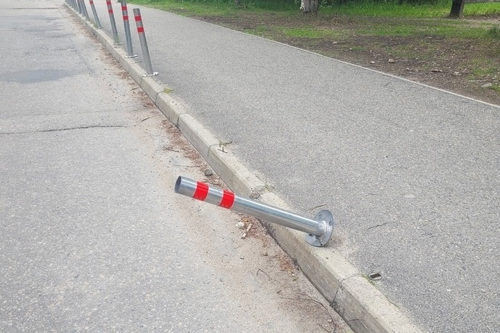 Неотремонтированные дорожные ограждения портят жизнь водителям в городе Карелии