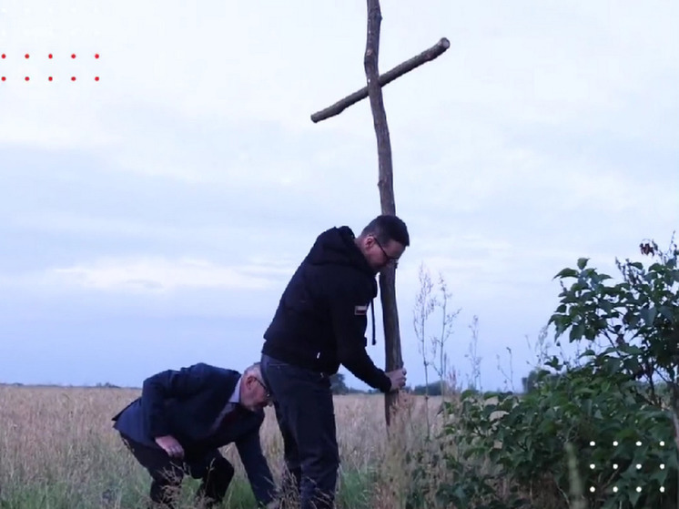 Премьер Польши установил крест на месте уничтоженной бандеровцами польской деревни