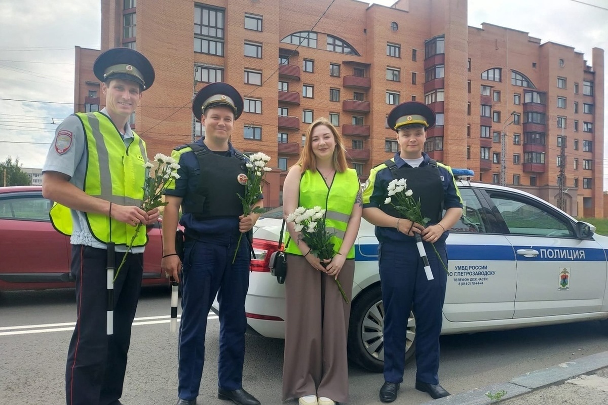 Автоинспекторы в Петрозаводске массово останавливали водителей и раздавали цветы