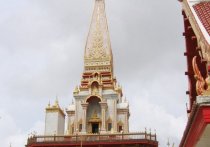 Как сообщает таиландский портал Phuket Times, русскоязычный мужчина почти три часа находился на 15-метровой крыше буддийского храма Ват Чалонг на Пхукете, а при попытке полицейских его задержать спрыгнул вниз