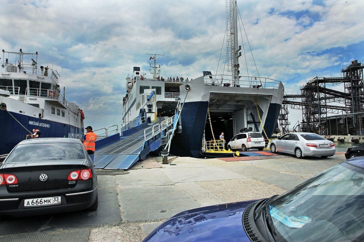 В Крыму начали задействовать десантные корабли для переправки машин из-за пробки