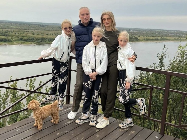 Счастье-это семья: губернатор Мазур выложил фотографию с женой и детьми