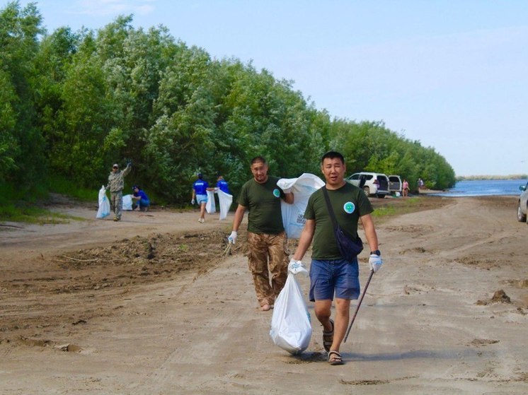 Ко Дню рыбака на прибрежной территории реки Лена провели субботник