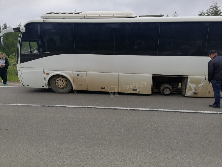Пассажирский автобус потерял колесо во время движения на севере Сахалина