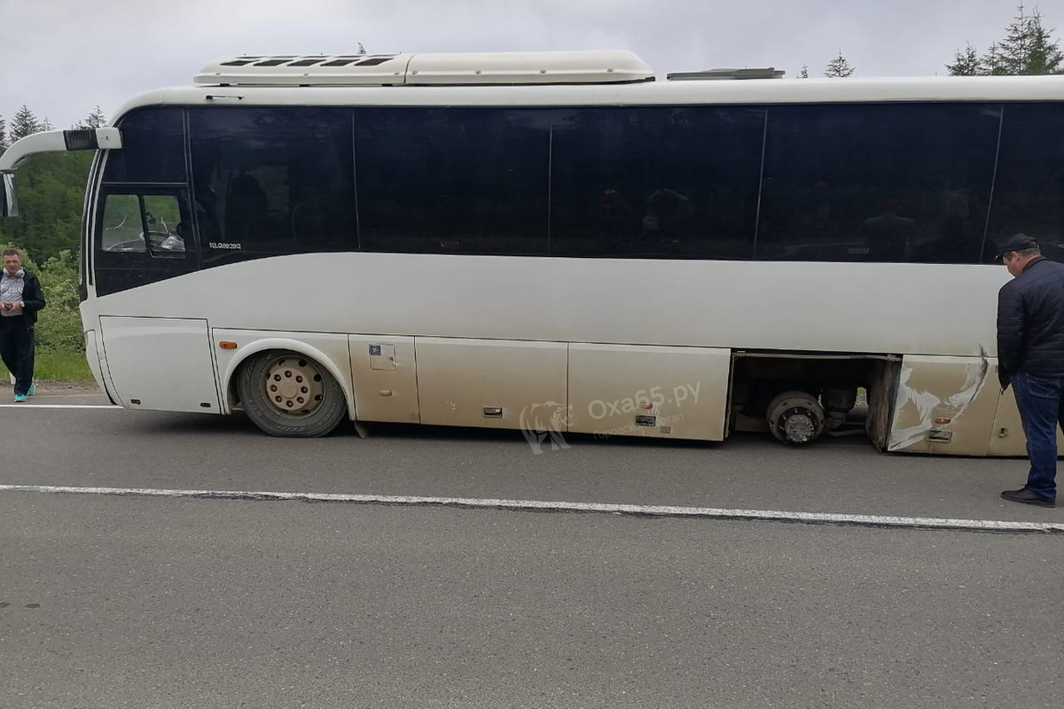 Пассажирский автобус потерял колесо во время движения на севере Сахалина -  МК Сахалин