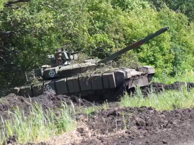 Российский танк на Времевском выступе в Запорожье одну за другой уничтожил несколько бронемашин ВСУ и посеял панику
