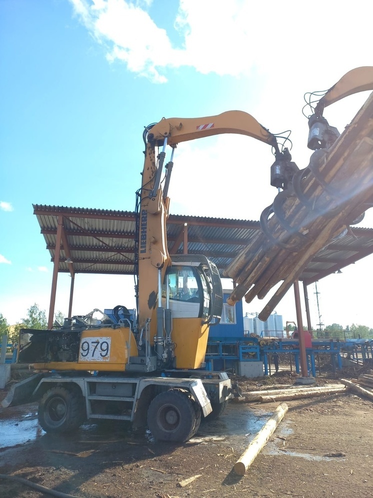 Погрузчик леса загорелся в Соломенном в Петрозаводске