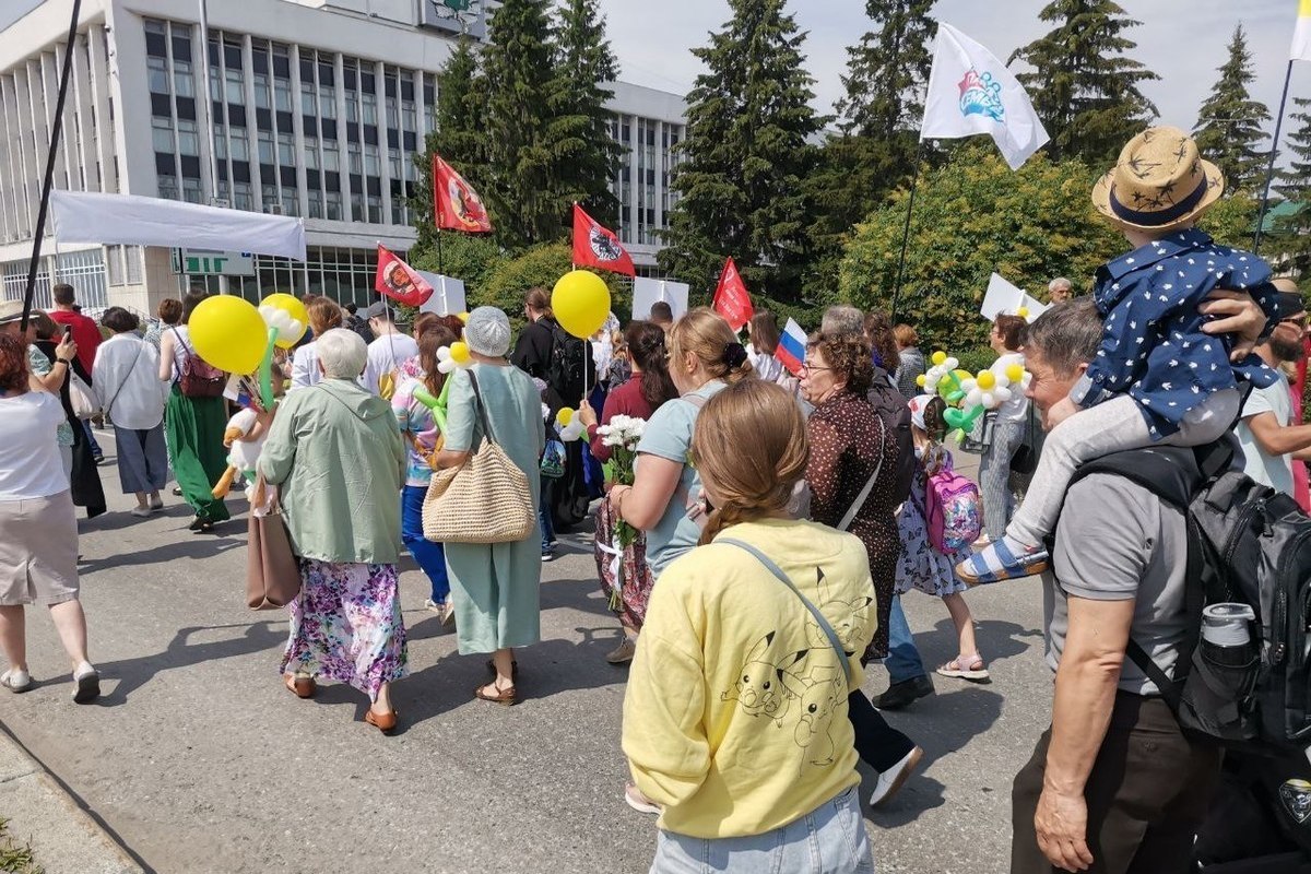 Парад семей на день семьи. Шествие. Парад семей. Шествия фото. Картинка семья на параде.