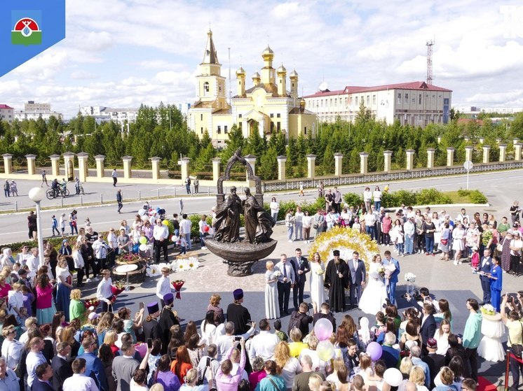 Открытие памятника Петру и Февронии и свадьба влюбленных: в Надыме 100 семей вышли на праздничное шествие