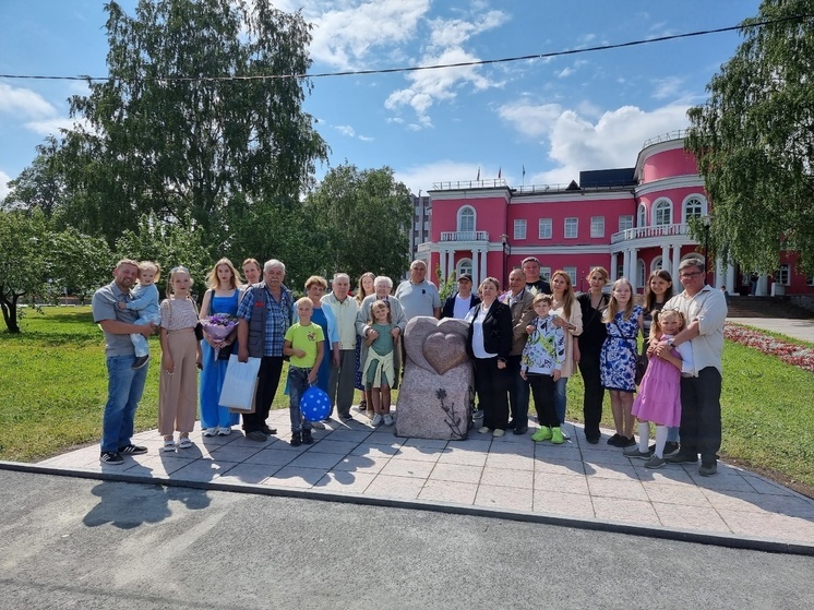 Семья из 25 человек открыла памятник «Влюбленные сердца» в Петрозаводске