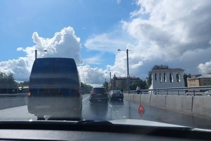 Тройное ДТП произошло на Ольгинском мосту в Пскове