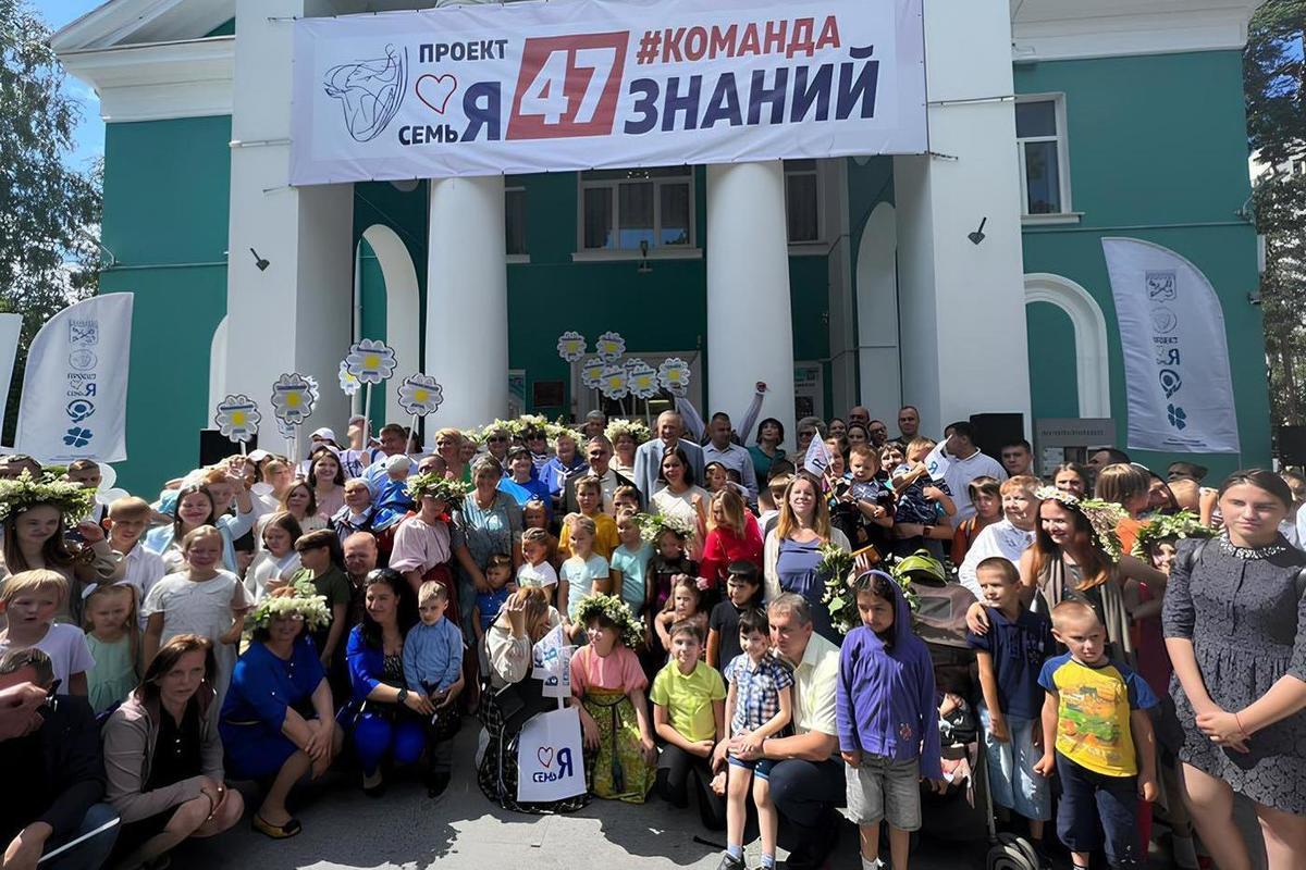 Дрозденко поздравил жителей Ленобласти и подарил семи семьям по микроавтобусу