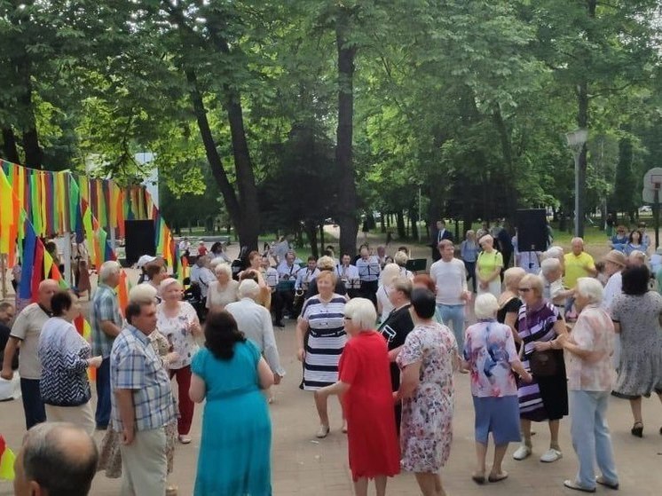 В Курске на 14 площадках проводят танцевальные вечера и творческие концерты