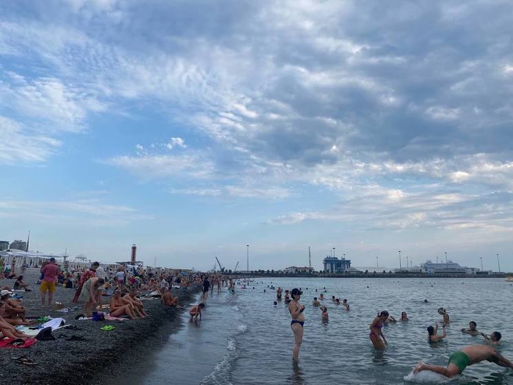 Врач порекомендовала петербуржцам, что взять для здорового отдыха на курортном пляже