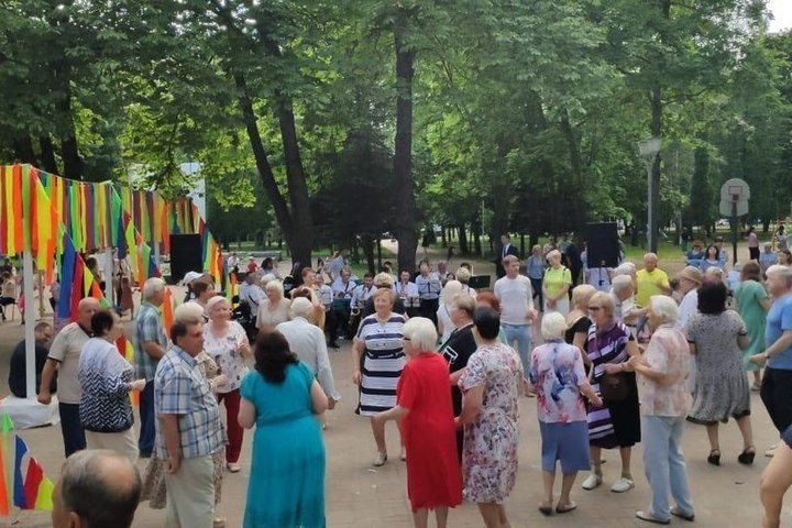 В Курске на 14 площадках проводят танцевальные вечера и творческие концерты