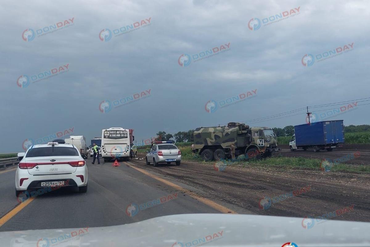 В Ростовской области из-за ДТП с военной машиной и автобусом образовалась  пробка - МК Ростов-на-Дону