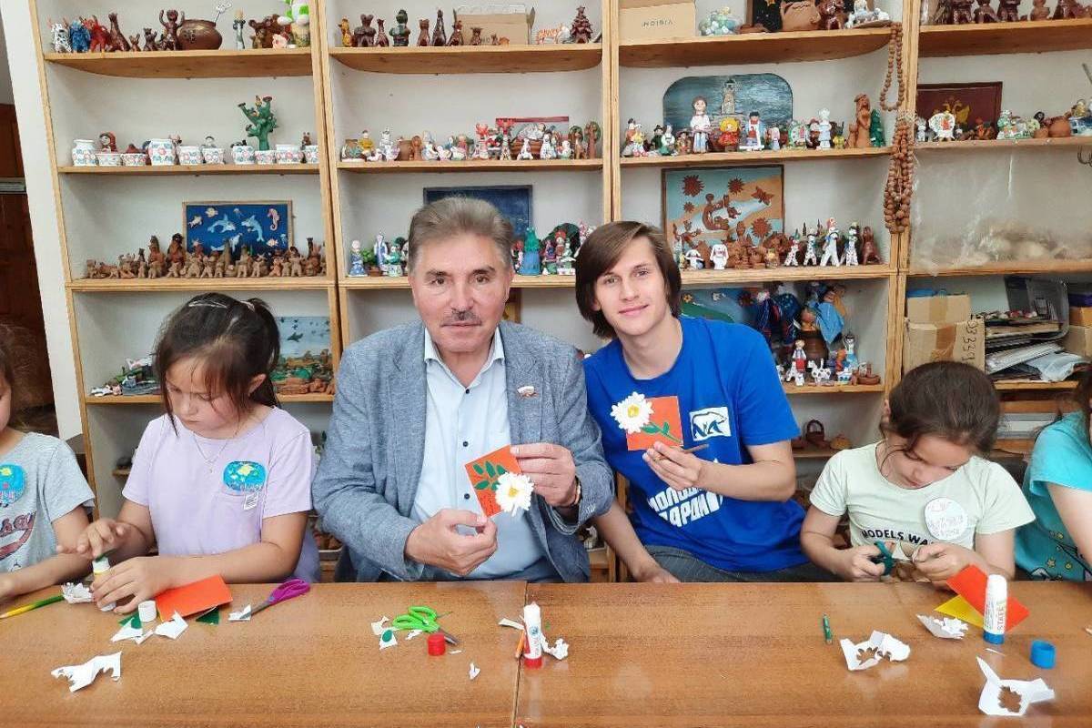 В преддверии Дня любви, семьи и верности в городе Костроме прошел мастер-класс для детей «Семейный оберег»