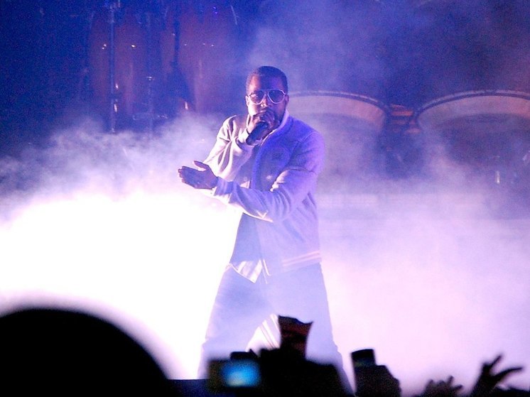 NBC News: учитель школы Канье Уэста подал в суд на основателя и его заведение