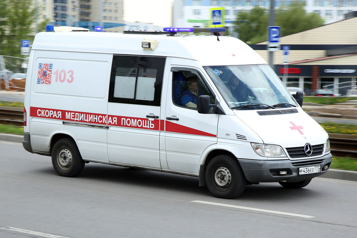 12 человек пострадали в результате столкновения автобуса и грузовика в Москве